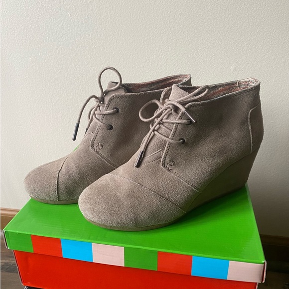 TOMS suede booties in light tan/grey, women’s US 10 - Picture 4 of 6